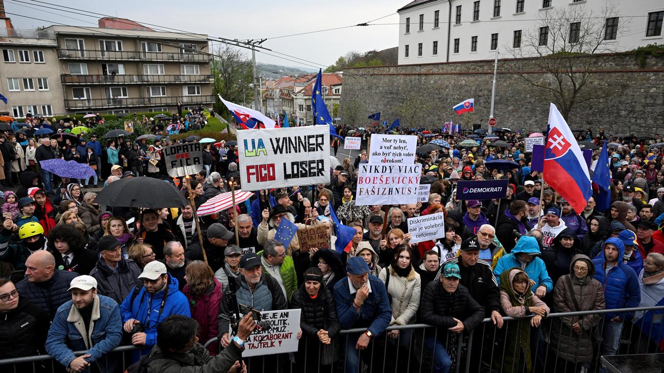 Slowakei: Tausende Slowaken protestieren für Recht auf Briefwahl