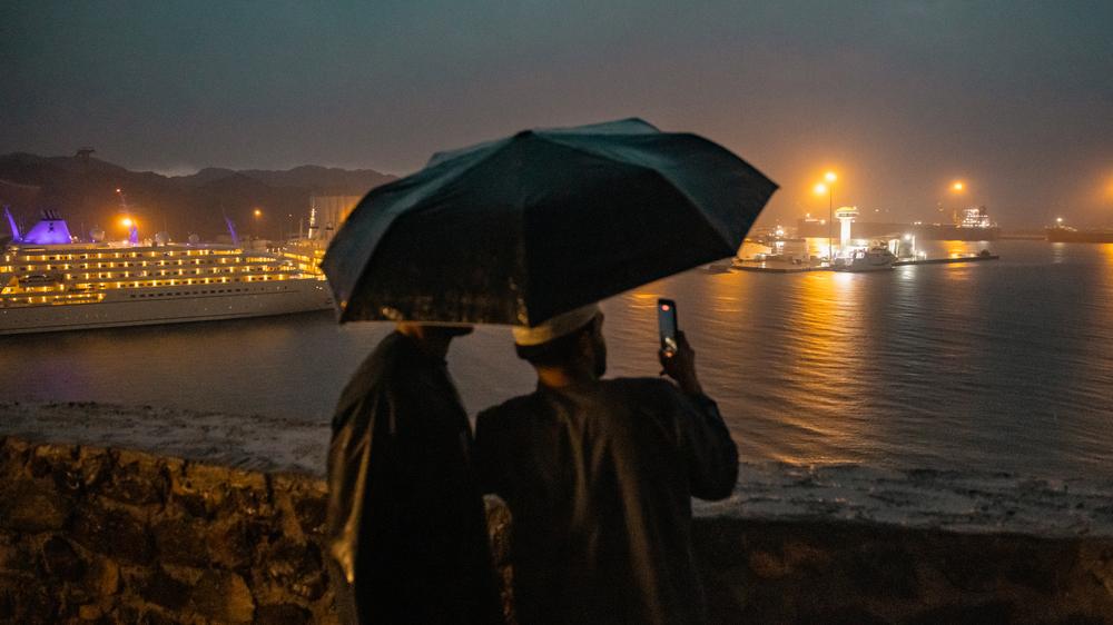 Straße von Hormus: Einheimische fotografieren Schiffe, die im Hafen von Maskat (Oman) liegen. Der Hafen liegt nahe der Straße von Hormus im Golf von Oman.