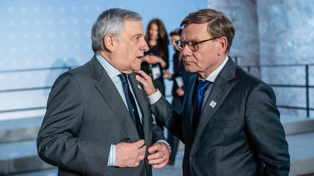 Sudan-Konferenz: Außernminister Johann Wadephul (CDU, r) und sein italienischer Amtskollege Antonio Tajan: Neben Finanzierungszusagen soll bei der Konferenz in Berlin ein Friedensplan ausgearbeitet werden.