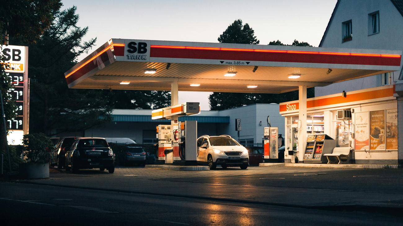 Tanken: Mineralölkonzerne erhöhen Spritpreise auch am letzten Osterfeiertag