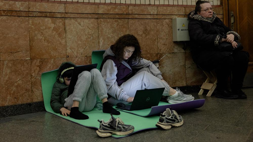  Menschen suchen während eines Luftangriffsalarms in Kyjiw Schutz in einer U-Bahn-Station.