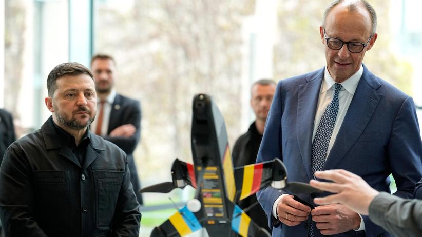 Lage in der Ukraine: Wolodymyr Selenskyj (links) und Friedrich Merz lassen sich in Berlin das Modell einer Abfangdrohne zeigen. Deutschland und die Ukraine wollen die gemeinsame Produktion von Drohnen deutlich ausweiten.