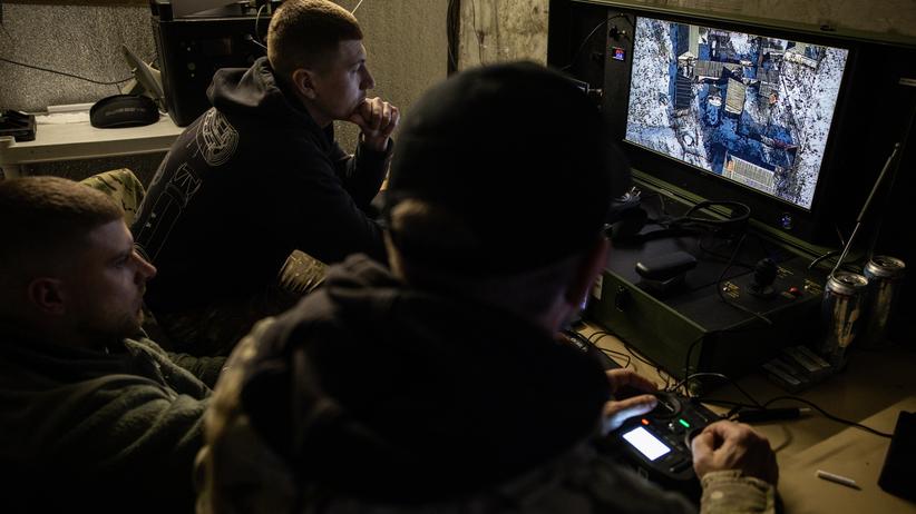 Lage in der Ukraine: Ukrainische Drohnenoperateure steuern im Februar 2026 in der Region Charkiw eine Kurzstreckendrohne in Frontnähe. Auf längere Distanzen waren ihre russischen Pendants bislang erfolgreicher.
