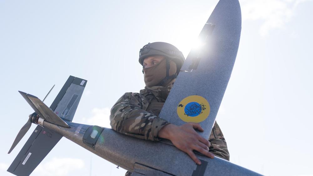  Soldat einer ukrainischen Drohneneinheit Anfang April in der Region Charkiw