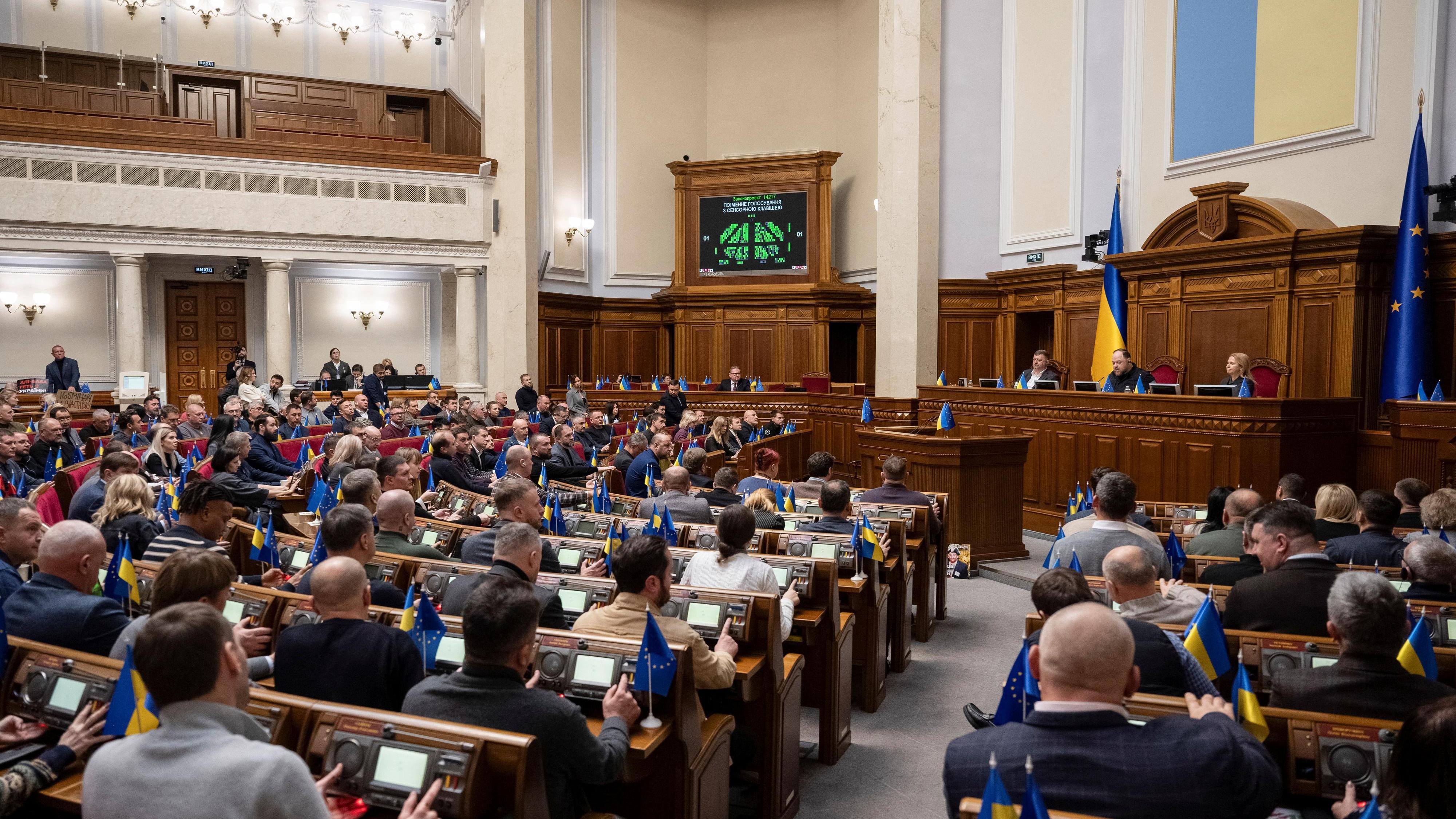 Lage in der Ukraine: Parlamentssitzung im November 2025. Das ukrainische Parlament hat durch kriegsbedingte Sonderbefugnisse des Präsidentenbüros an Macht verloren. Weil viele Abgeordnete faktisch nicht mehr an den Sitzungen teilnehmen, wird die Mehrheitsbildung immer schwieriger.