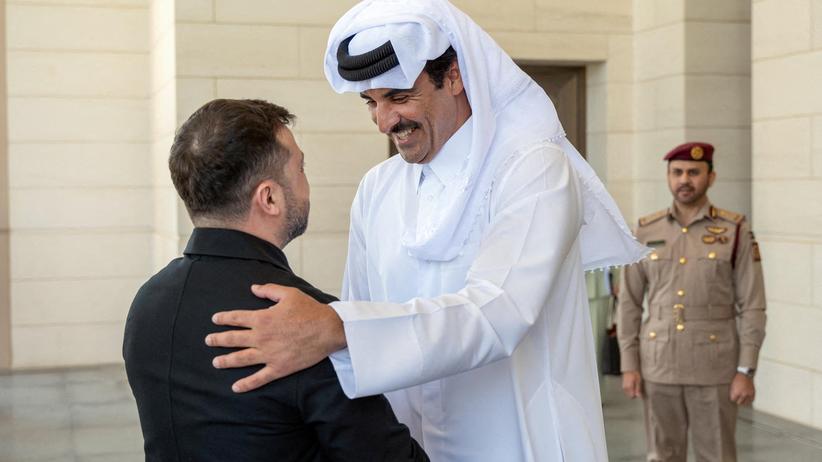 Lage in der Ukraine: Wolodymyr Selenskyj am 28. März mit Katars Staatsoberhaupt Emir Scheich Tamim bin Hamad Al Thani in Doha