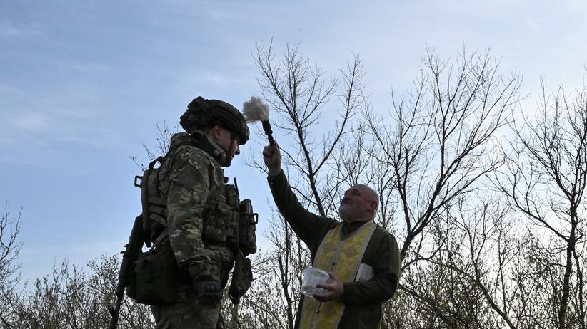 Lage in der Ukraine: Orthodoxer Geistlicher segnet in der Region Saporischschja einen ukrainischen Soldaten vor den Osterfeiertagen.