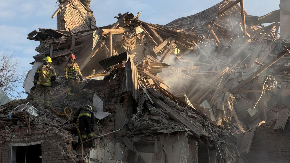  Russland hat bei stundenlangen Angriffen auf die ukrainische Stadt Dnipro mehrere Menschen getötet.