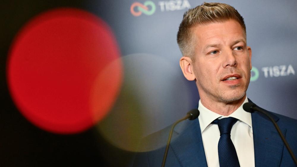  Der designierte ungarische Ministerpräsident Péter Magyar will staatliche Sendungen einstellen, bis ein neues Mediengesetz verabschiedet ist.