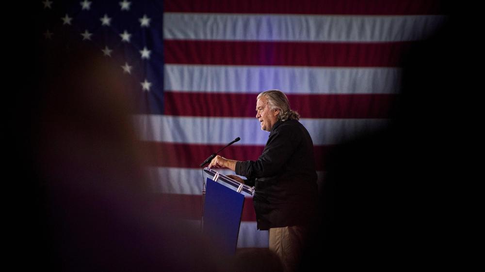  Nach einem Urteil des Supreme Courts könnte ein Strafverfahren gegen Steve Bannon eingestellt werden.