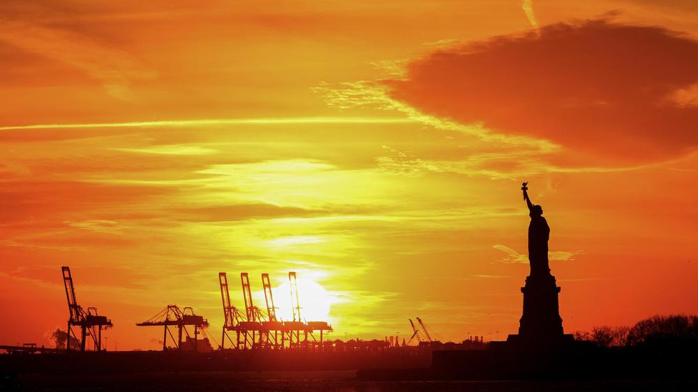 Donald Trump's tariff policy: The USA collected around 166 billion dollars in illegal tariffs under Trump's reign.