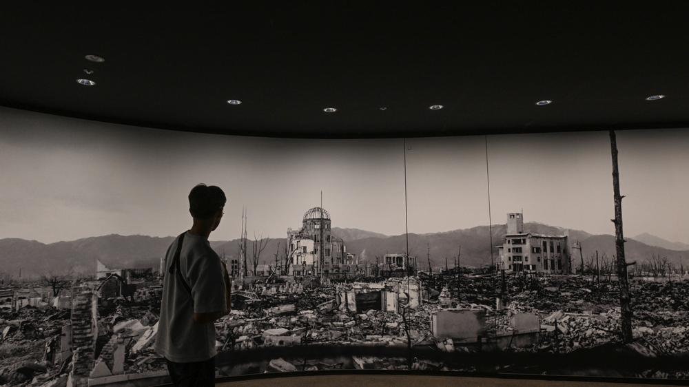  Ein Besucher vor einem Panoramagemälde im Peace Memorial Museum in Hiroshima, das die Folgen des Atombombenabwurfs zeigt (April 2026)