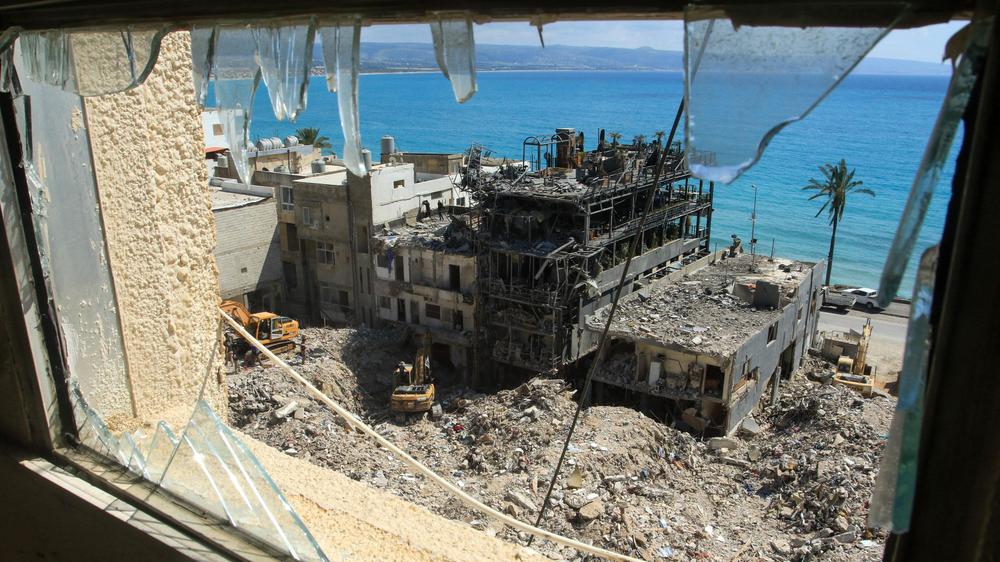  Israelische Luftangriffe haben Gebäude in der libanesischen Küstenstadt Tyros zerstört.