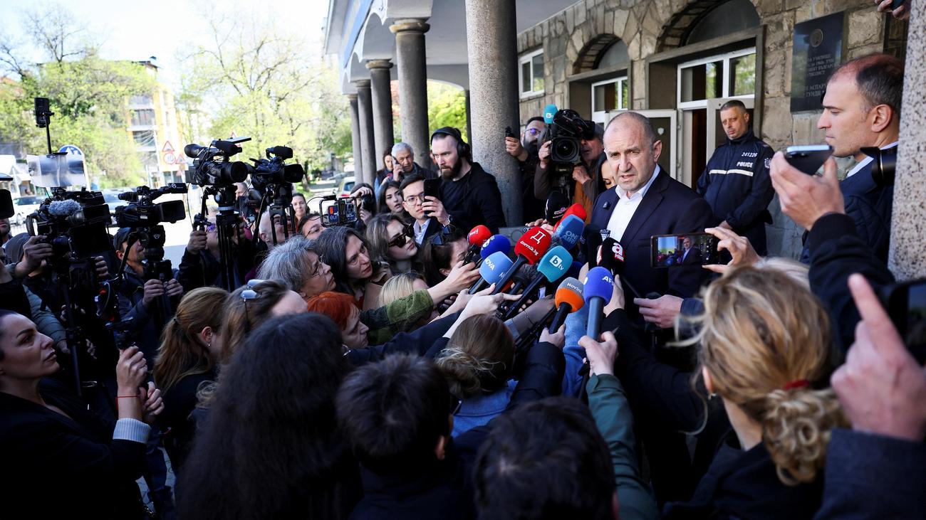 Parlamentswahl in Bulgarien: Wahlallianz von Rumen Radew liegt bei Wahl in Bulgarien vorne