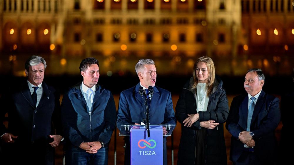  Wahlsieger Péter Magyar von der Tisza-Partei spricht in der in Budapest vor seinen Anhängern.
