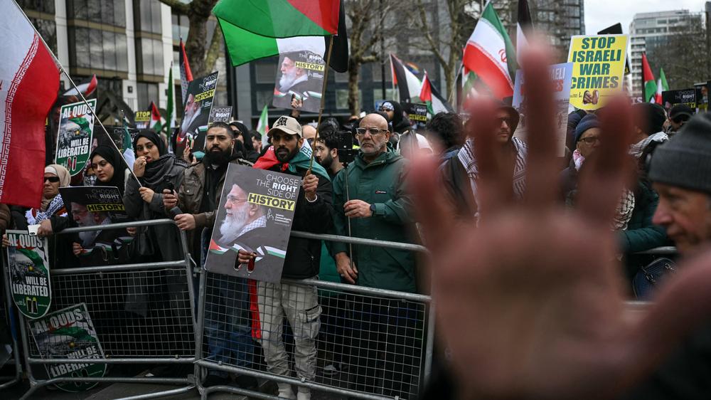  Ein propalästinensischer Protest in London im März 2026. Premierminister Starmer wünscht sich ein härteres Vorgehen gegen Protestrufe wie der Forderung, die »Antifada zu globalisieren«.