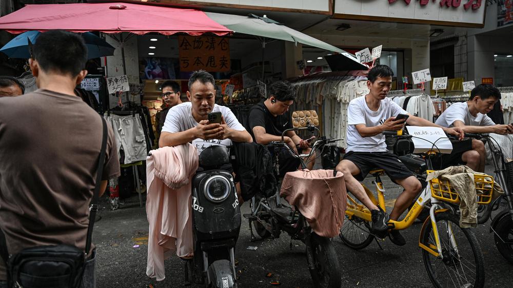  Mitarbeiter von Textilfabriken werben in der südchinesischen Stadt Guangzhou um Arbeiterinnen und Arbeiter, April 2026