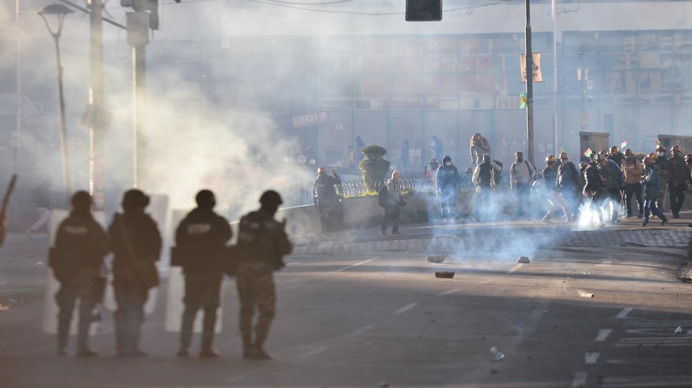  Protestierende Bergleute versuchen in Boliviens Hauptstadt La Paz, eine Polizeisperre zu durchbrechen.