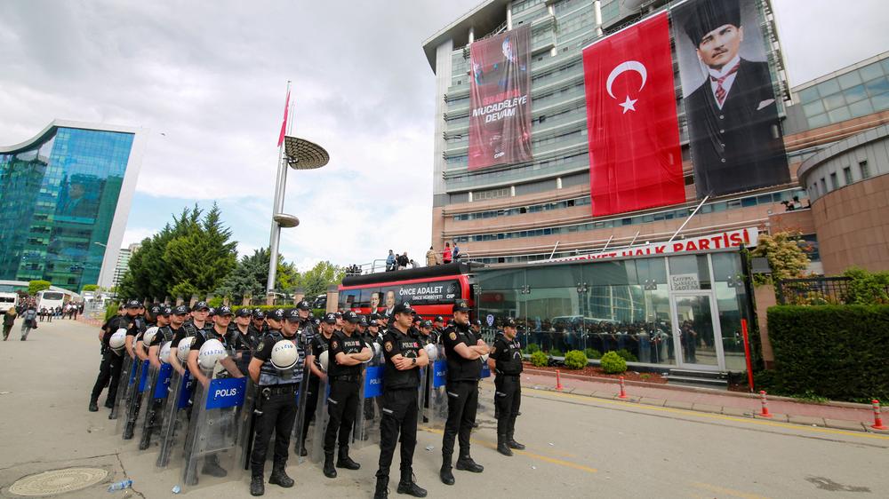  Türkische Behörden haben die Räumung der CHP-Parteizentrale in Ankara angeordnet.