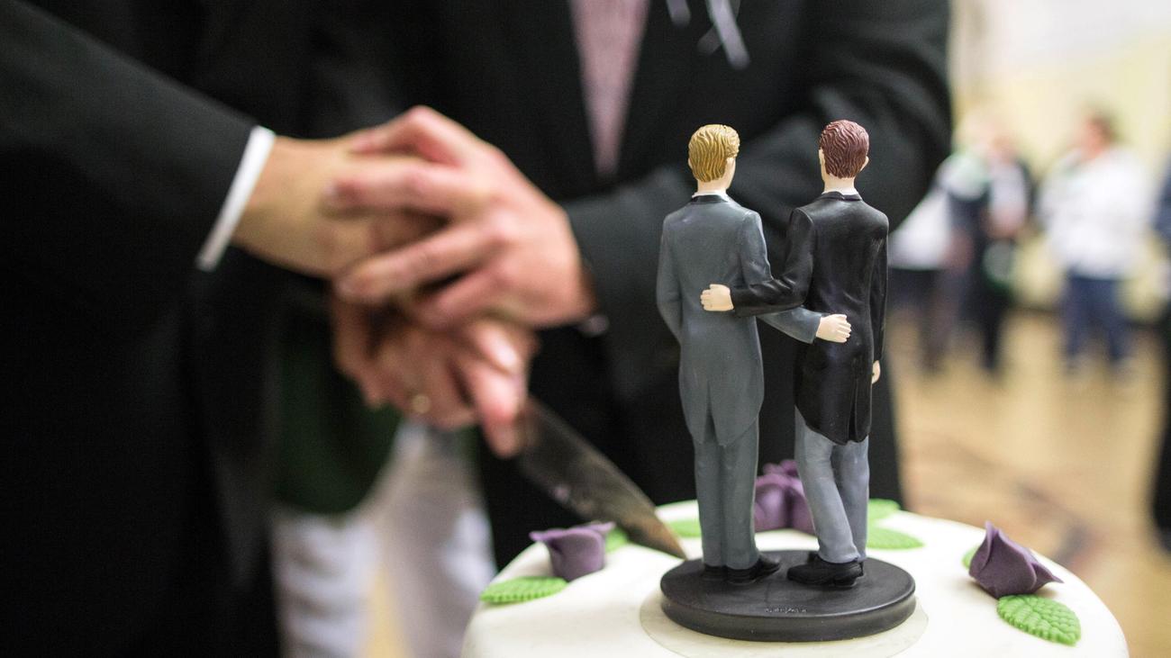 EU-Recht: Polen stellt erstmals Heiratsurkunde für gleichgeschlechtliche Ehe aus