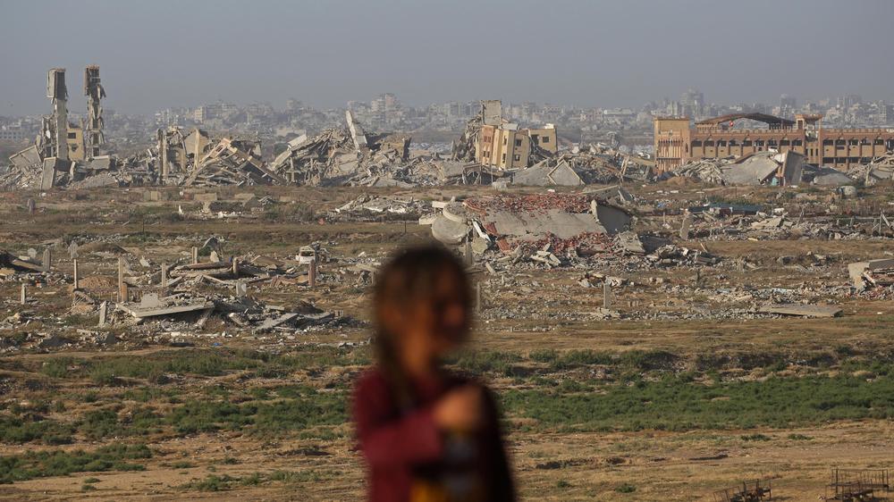  Rund 80 Prozent aller Gebäude im Gazastreifen sind nach Angaben des Gaza-Gesandten Nickolaj Mladenow beschädigt oder zerstört.