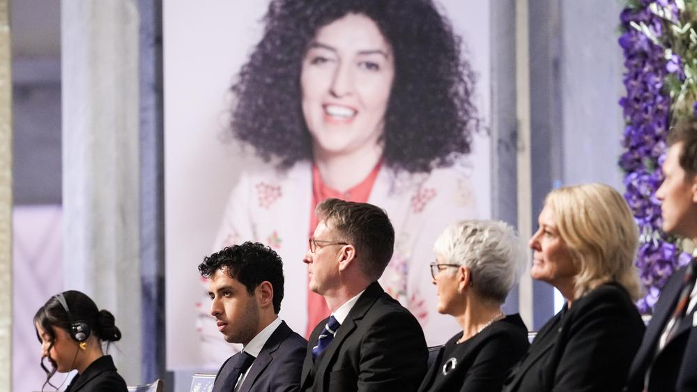  Kiana und Ali Rahmani (l) sitzen im Osloer Rathaus während der Verleihung des Friedensnobelpreises 2023 für ihre Mutter Narges Mohammadi, die im Iran im Gefängnis sitzt. Das Nobel-Komitee fordert ihre Verlegung nach Teheran.