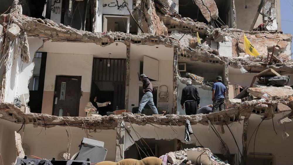  Menschen begutachten am 8. Mai ein zerstörtes Gebäude in den südlichen Bezirken von Beirut.
