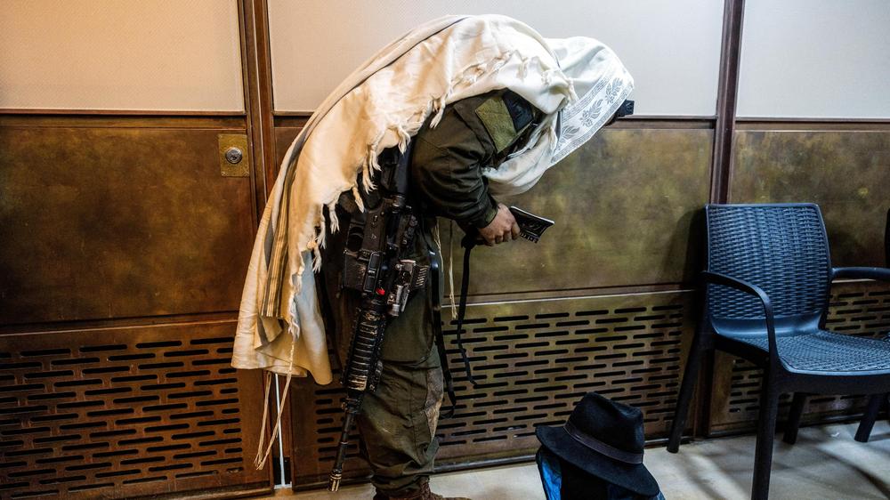 Knesset: Eine Ausnahme: ein ultraorthodoxer jüdischer Soldat beim Gebet im Dezember 2025 in Jerusalem