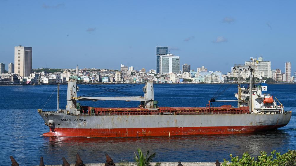 Die »Asian Katra« legt in Havana an, um Kuba mit Hilfslieferungen aus Mexiko und Uruguay zu unterstützen.