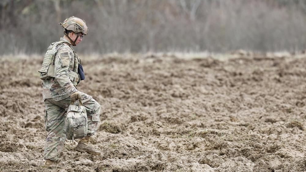  Ein US-amerikanischer Soldat läuft bei einer Artillerie-Übung auf dem Truppenübungsplatz Grafenwöhr durch den Schlamm. 5.000 amerikanische Soldaten sollen demnächst abgezogen werden – welche Militärbasen betroffen sind, ist noch unklar.