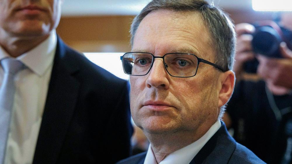  Der Fraktionschef der österreichischen ÖVP, August Wöginger, hat seinen Rücktritt bekannt gegeben. Zuvor hatte ein Gericht ihn wegen Amtsmissbrauchs verurteilt