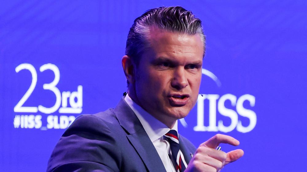  US-Verteidigungsminister Pete Hegseth mahnt die Verbündeten bei einem Treffen in Singapur zu höheren Verteidigungsausgaben.