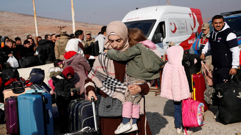  Syrische Migranten warten im Dezember 2024 am Grenzübergang Cilvegozu darauf, nach Syrien einzureisen.