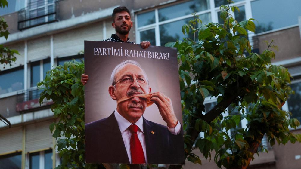 Türkei: Ein CHP-Anhänger protestiert gegen die Absetzung von Özgür Özel, dem inzwischen ehemaligen Vorsitzender der ältesten Partei der türkischen Republik.