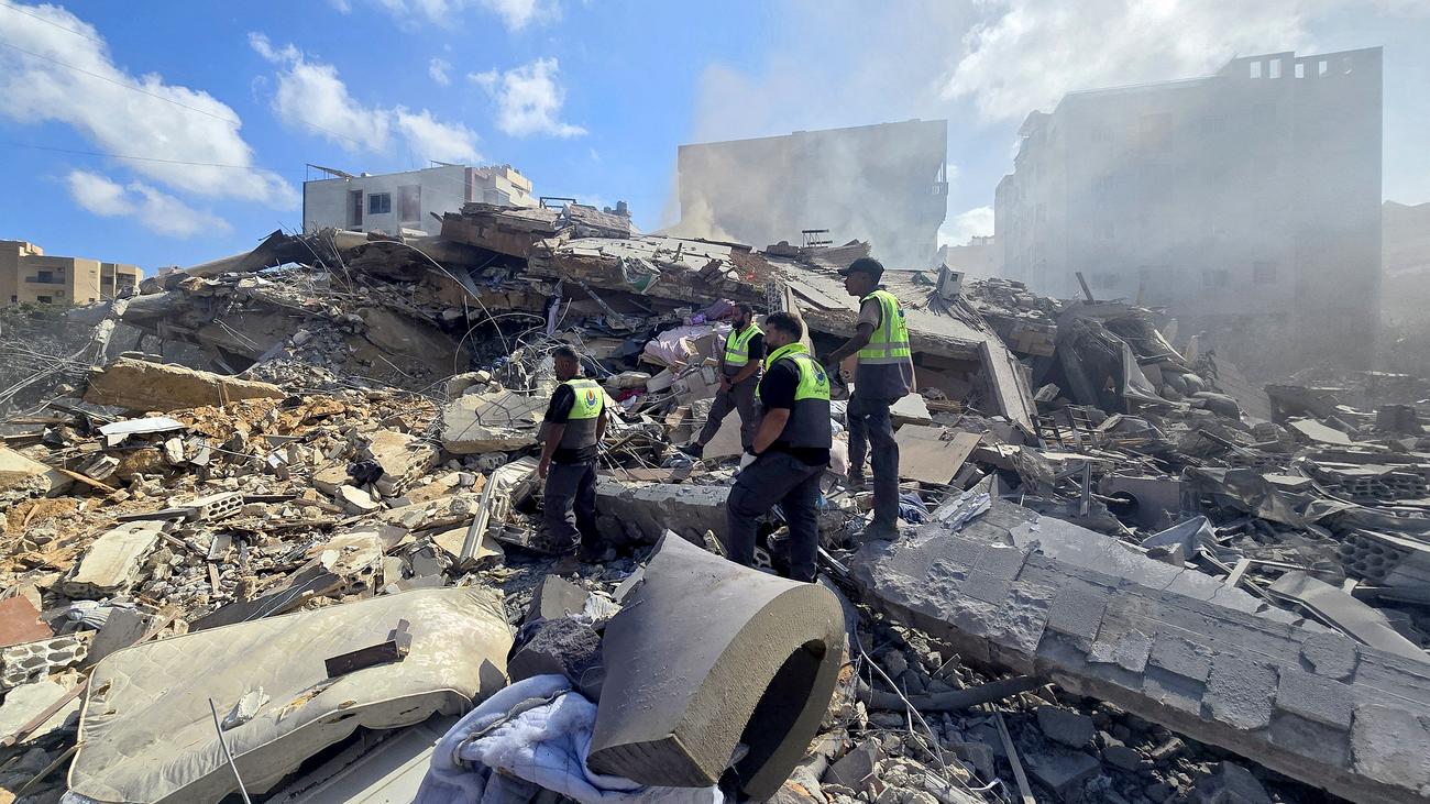 Ataques israelíes en el Líbano: habitantes de la ciudad costera libanesa de Tiro huyen hacia el norte
