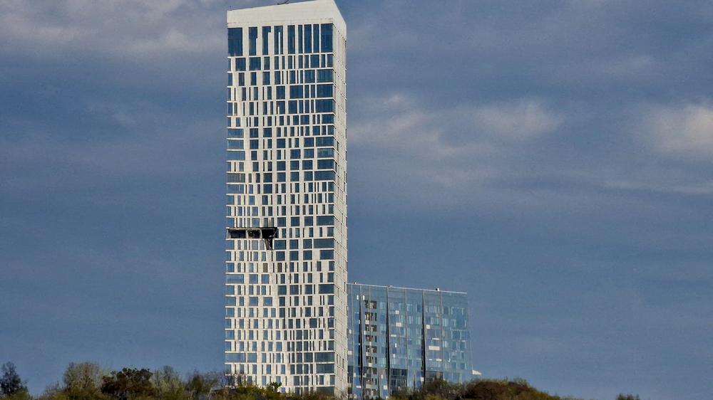  Durch einen mutmaßlichen Drohnenangriff beschädigtes Hochhaus im Südwesten Moskaus am 4. Mai