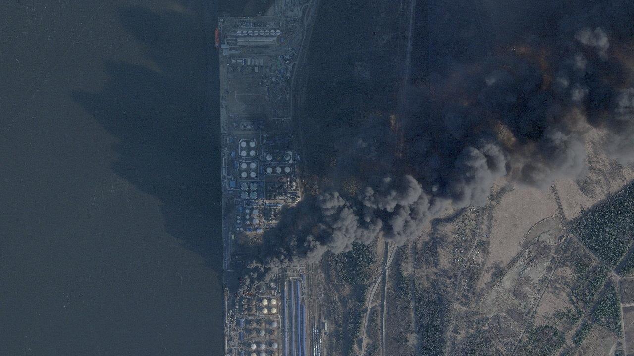 Lage in der Ukraine: Brand an Öldepots im Hafen von Ust-Luga am 27. März