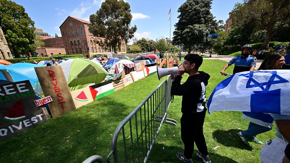  Proisraelische Demonstranten protestieren in der Nähe des propalästinensischen Zeltlagers an der University of California in Los Angeles (UCLA).