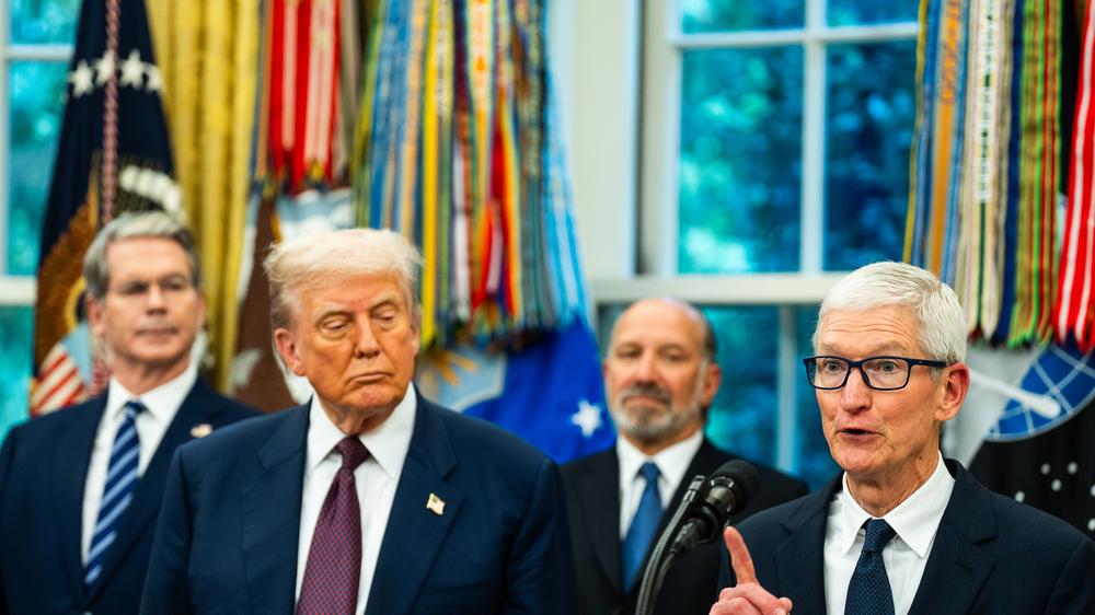  Apple-Chef Tim Cook (rechts) begleitet den US-Präsidenten in China. Cooks Konzern profitierte zuvor von Investitionen durch Trump in Millionenhöhe.