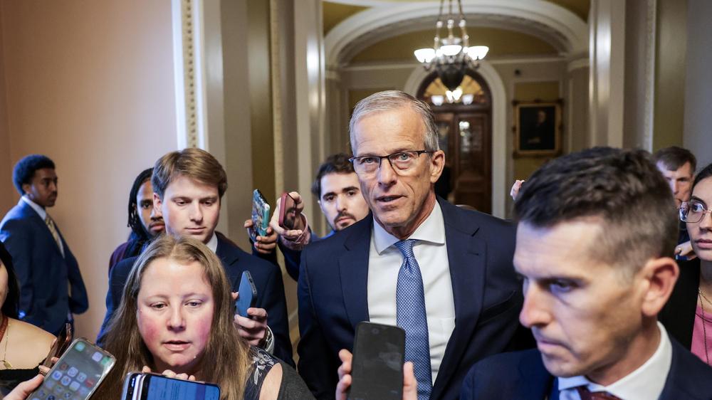  Der republikanische Mehrheitsführer im Senat, John Thune, spricht nach der Blockade der Abstimmung mit Journalisten.