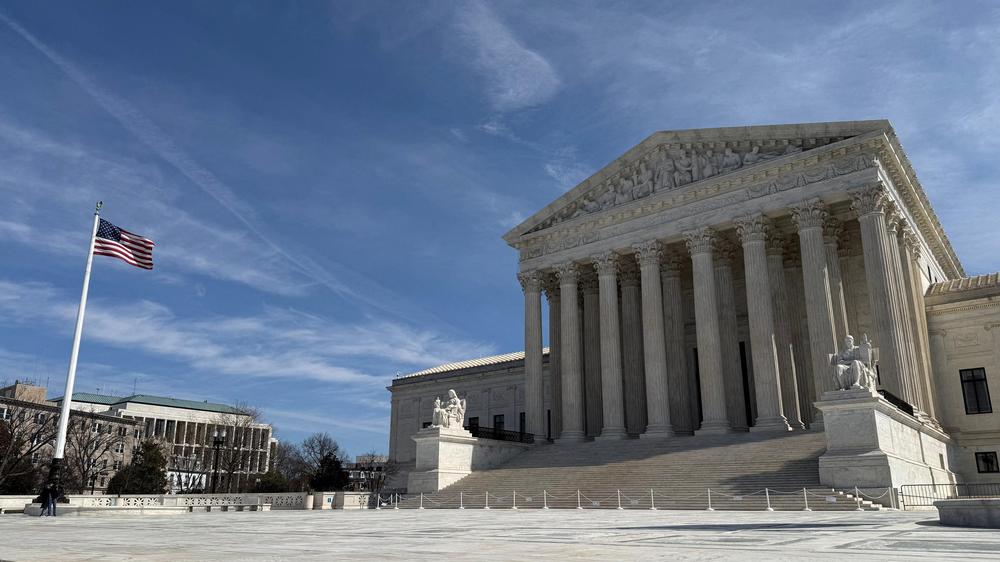  Der Oberste Gerichtshof in den USA muss prüfen, ob das Medikament Mifepriston für Schwangerschaftsabbrüche per Telemedizin verschrieben und per Versand zugestellt werden darf.