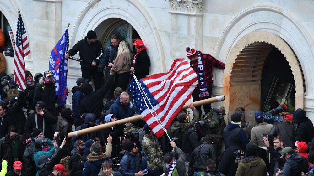  US-Präsident Donald Trump will Medienberichten unter anderem für jene einen Entschädigungsfonds, die wegen Beteiligung am Sturm auf das US-Kapitol am 9. Januar 2021 verurteilt worden waren.