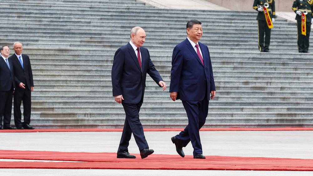 Wladimir Putin in China: Auf dem Tiananmen Platz bekam Wladimir Putin von Chinas Staatspräsident Xi Jinping die gleiche pompöse Empfangsshow geboten wie nicht mal eine Woche zuvor US-Präsident Donald Trump.