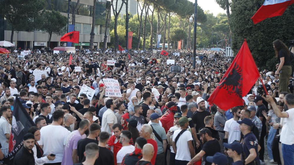  Gegner des Bauprojekts protestieren in Tirana vor dem Regierungssitz.