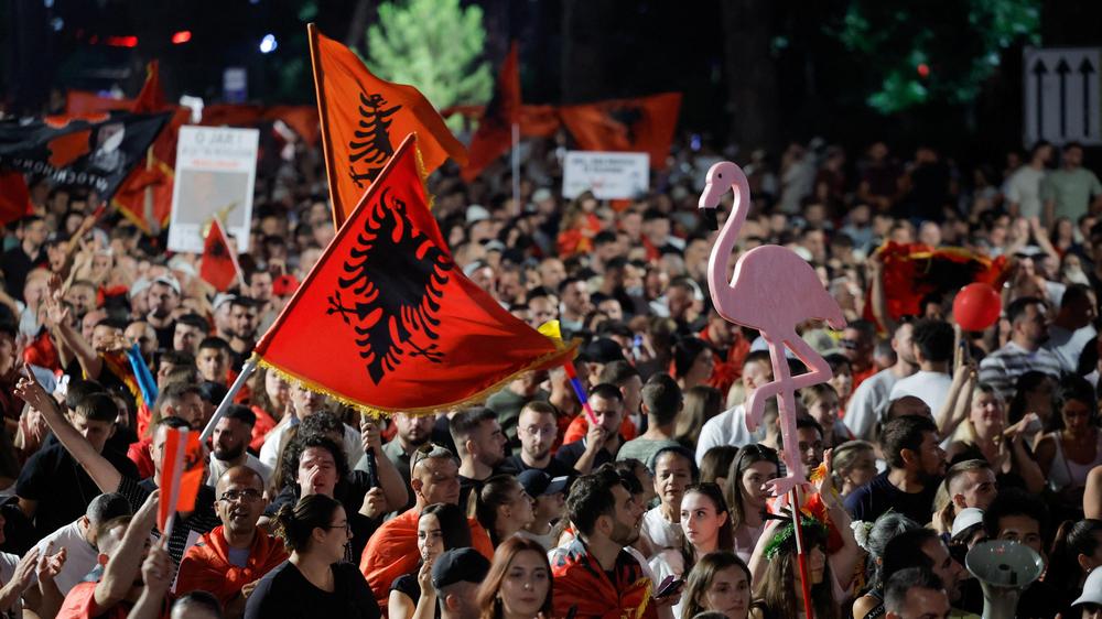  Viele Teilnehmer schwenkten albanische und US-Flaggen und ließen rote Luftballons aufsteigen.