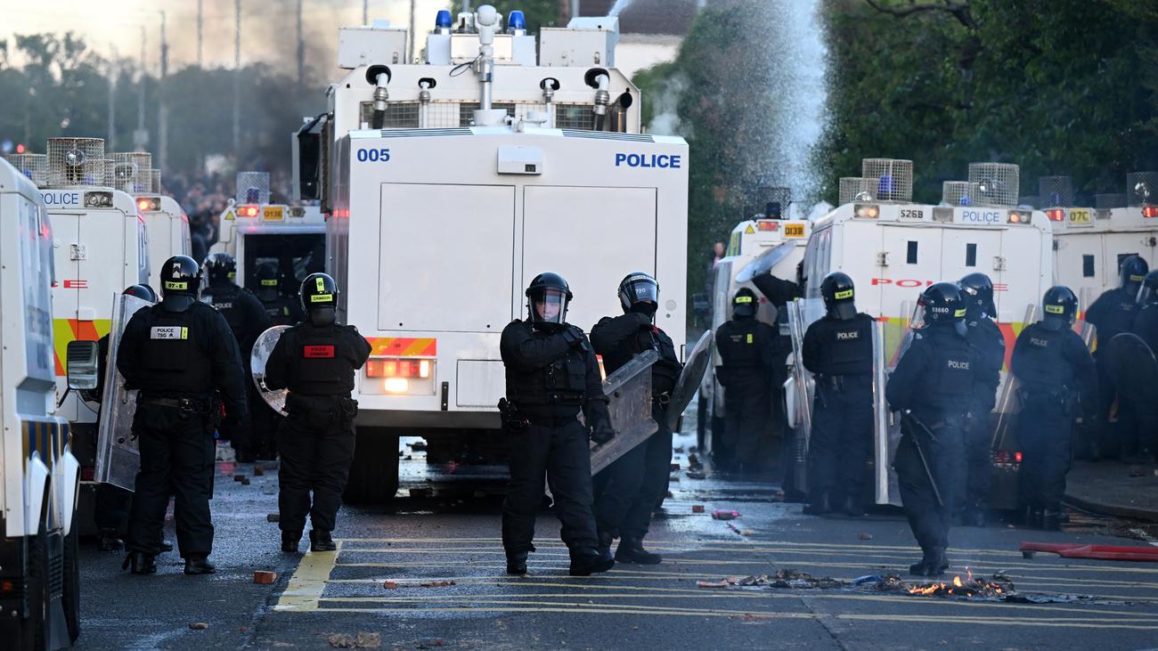 Nordirland: Zwölf verletzte Polizisten bei Ausschreitungen in Belfast