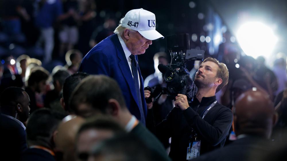  US-Präsident Donald Trump hatte zu seinem 80. Geburtstag am Sonntag eine Käfigkampfarena in Washington aufbauen lassen.