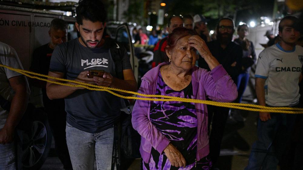  Am Donnerstag in Caracas vor einem eingestürzten Gebäude
