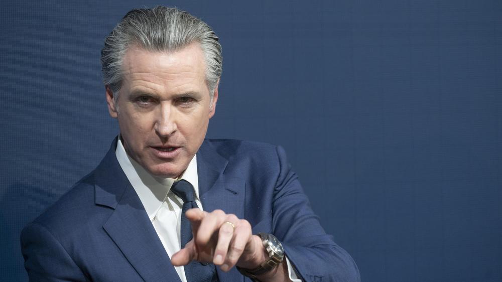  Gavin Newsom, Gouverneur des US-Bundesstaates Kalifornien, sieht Angehörige und Ex-Mitarbeiter in einen Rachefeldzug von US-Präsident Donald Trump verwickelt.