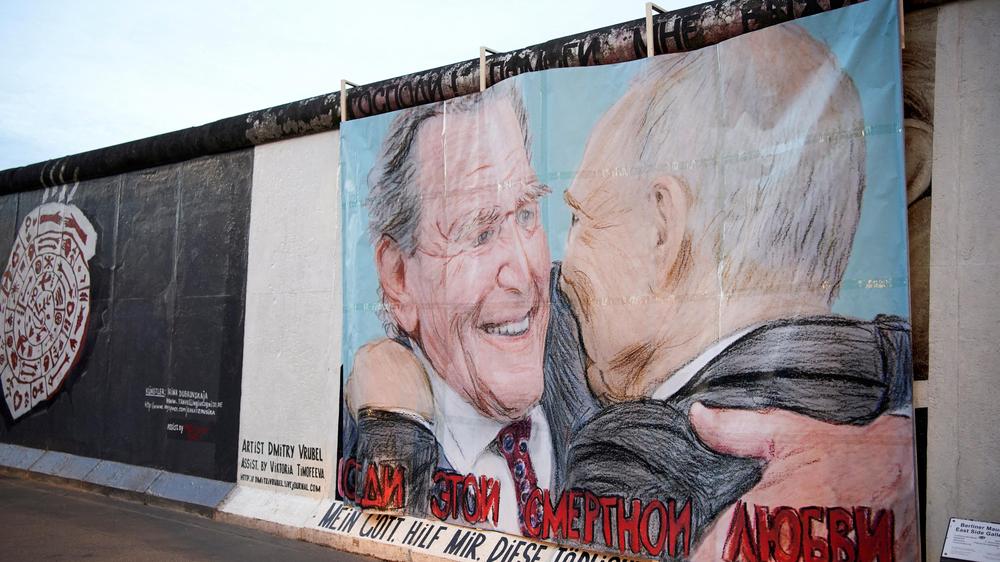  Gerhard Schröder und Wladimir Putin auf einem Graffiti an der Berliner East Side Gallery.